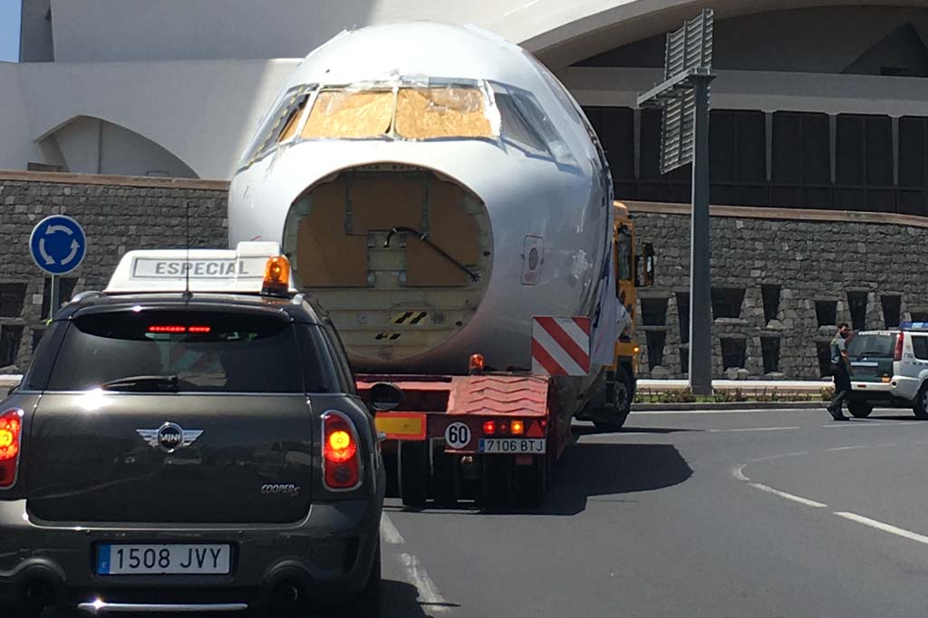 El fuselaje pasando frente al auditorio Adan Martín de Santa Cruz de Tenerife