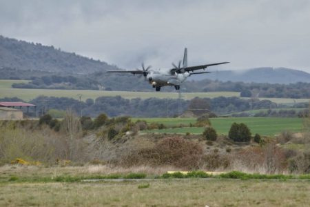 Fotografía del avión accidentado en corta final a la pista de Santa Cilia y que ha distribuido la UME.