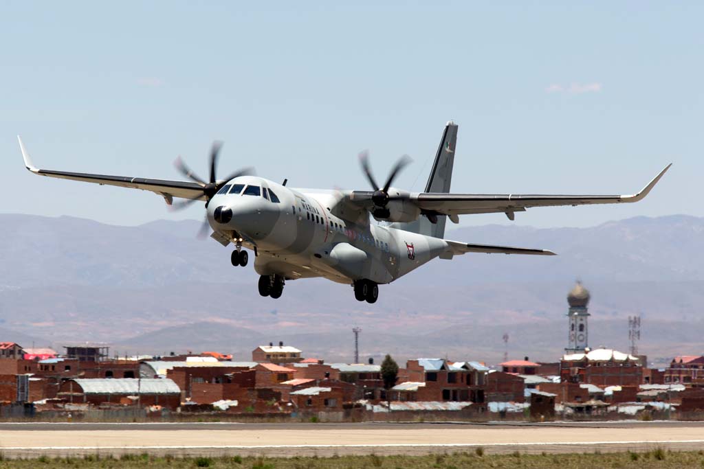 El C295W despegando de la pista del aeropuerto de La Paz.