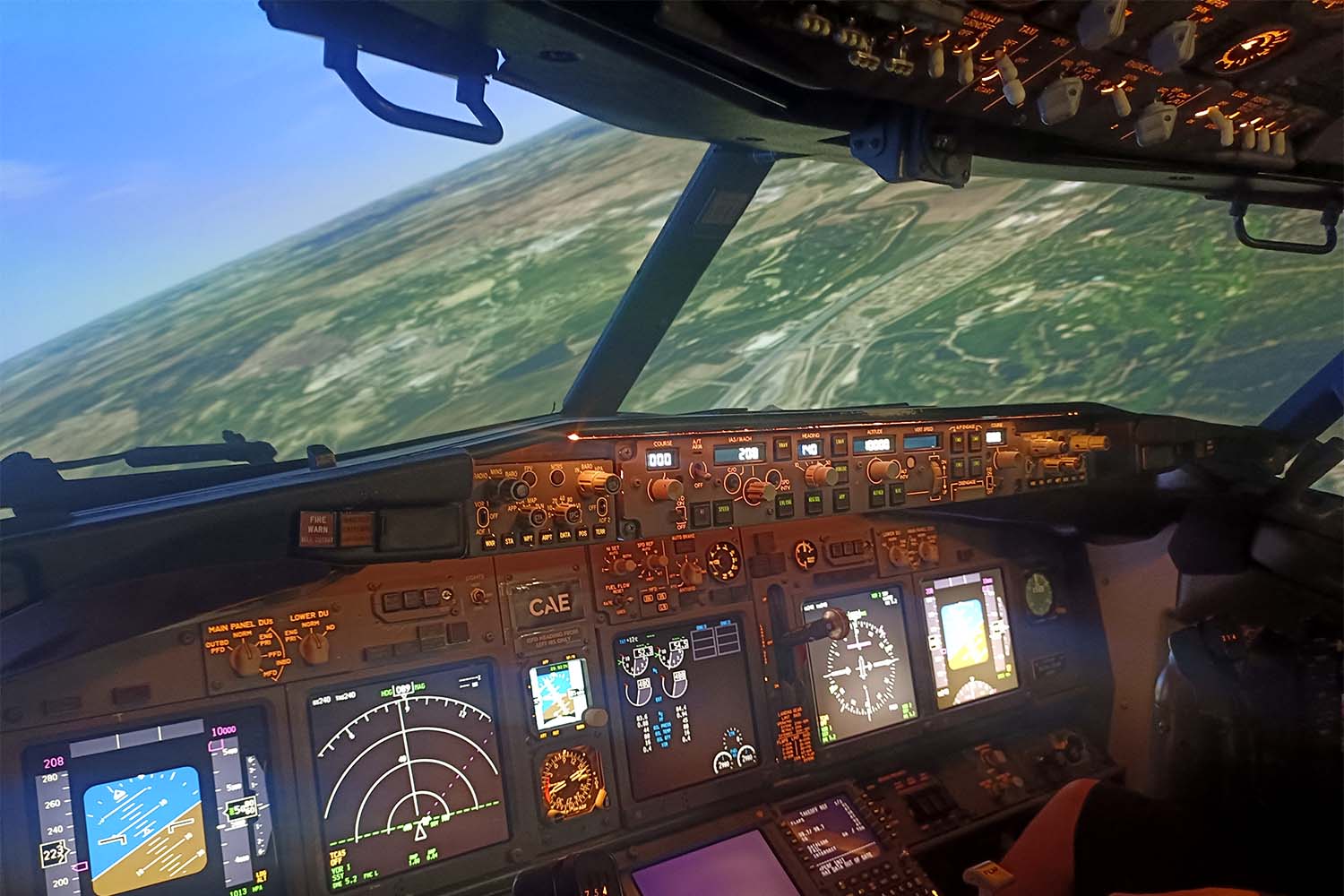 El sistema visual del simulador permite operar en cualquier condicón meteorolígica, de día o de noche.