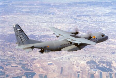 El Ciudad de Sevilla, el primer C-295, durante su primer vuelo.