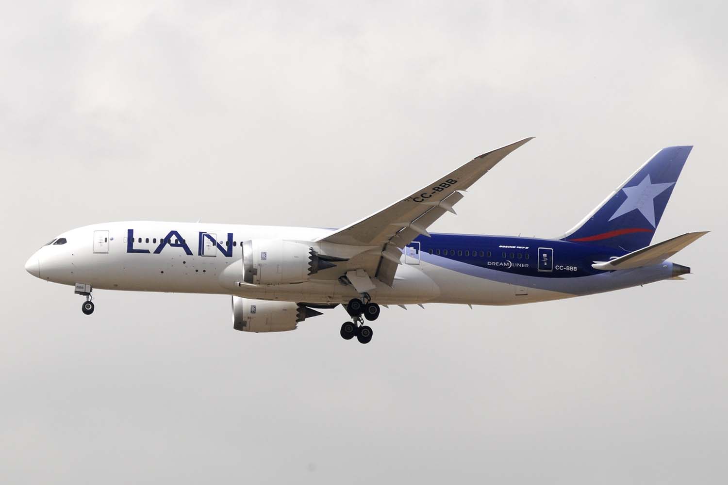 Boeing 787 de LATAM, todavía con los colres de LAN Chile, y que pronto veremos con matrículas brasileñas volando a Europa.