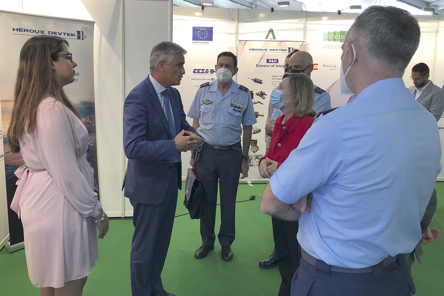 La secretaria de Estado de Defensa Amparo Valcarce durante su visita a Héroux-Devtek Spain (CESA) .