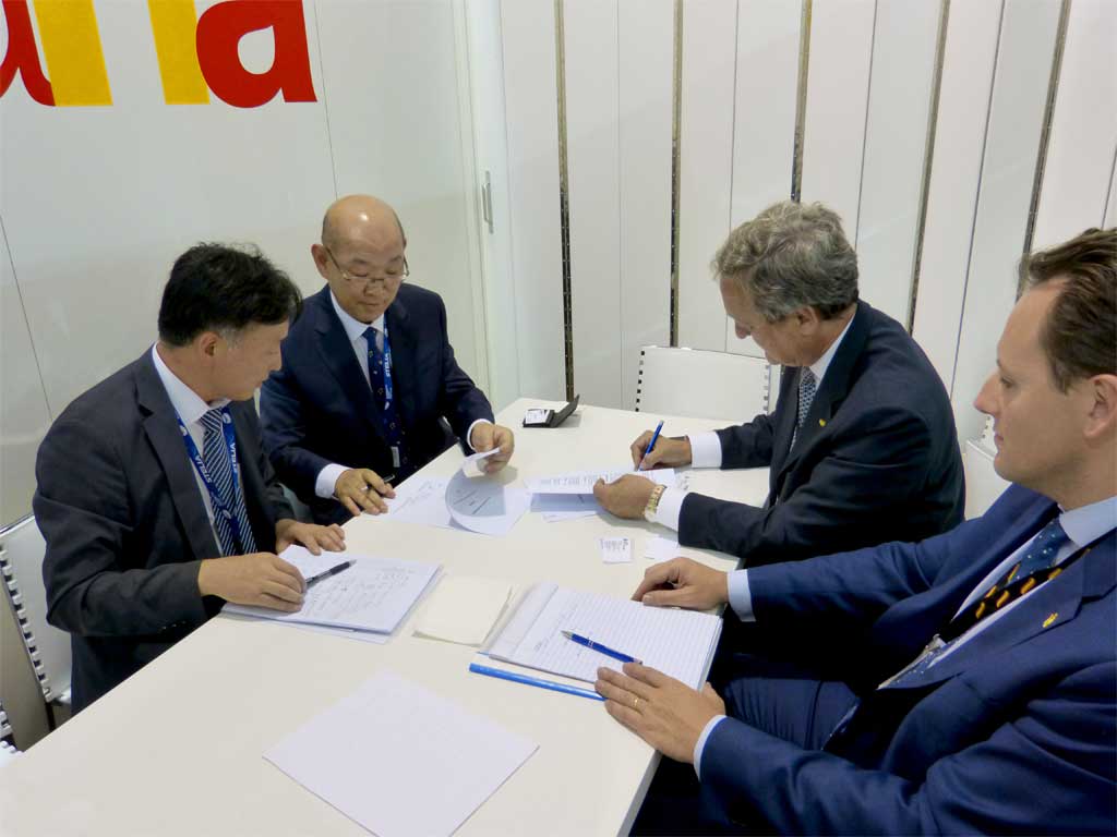 A la derecha de la foto Eduardo Chamorro y Jean Baptiste Retiff de CESA en el momento de la firma del acuerdo con EMKorea