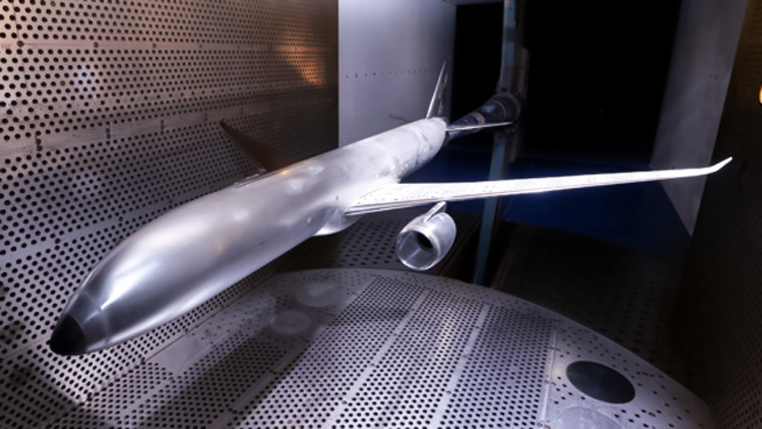 El modelo del COMAC CR929 en la cámara de ensayos del tunel de viento.