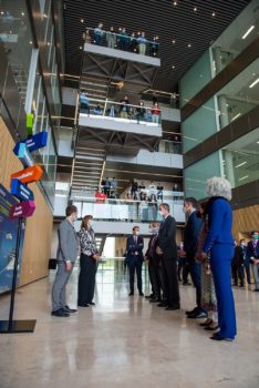 Felipe VI y autoridades en una de las presentaciones hechas ppr empleados de Airbus.