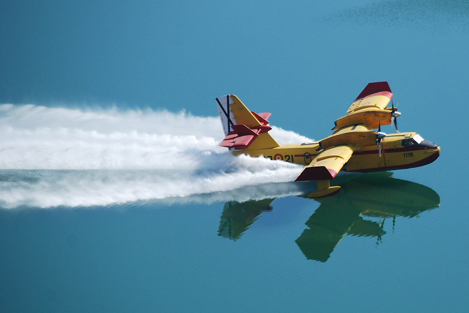 Uno de los Canadair CL-215T del 43 Grupo tomando agua en un pantano.