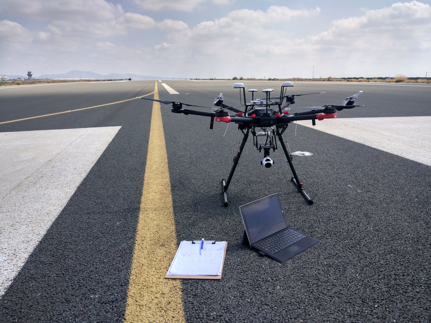 El dron usado por Canard Drones para los trabajos efectados en el aeropuerto Findel de Luxemburgo.