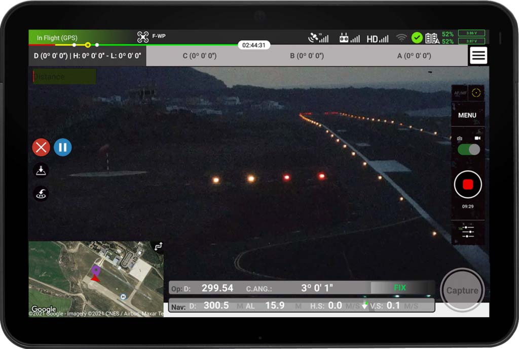 Pantalla de control de un drón durante la revisión de un sistema PAPI en una pista.