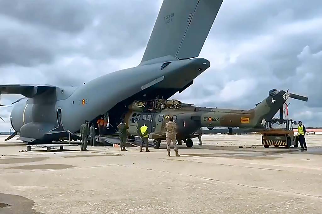 Carga del Cougar de FAMET en el A400M del Ala 31.