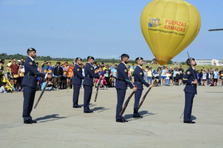 Antes de la salida la Escuadrilla de Honores ha hecho una demostración acrobática con sus fusiles.