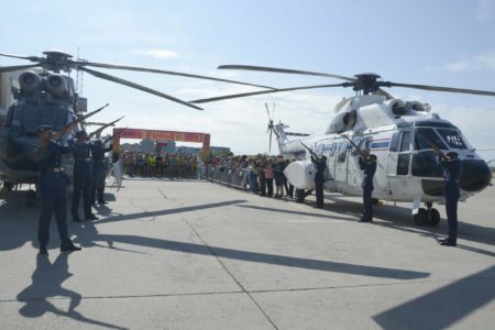 Dos helicópteros, uno de cada unidad del Ala 48 enmarcaban la salida y llegada de la II Carrera Solidaria del Ala 48, cuya salida dio la Escuadrilla de Honores con una descarga de fusilerçia.