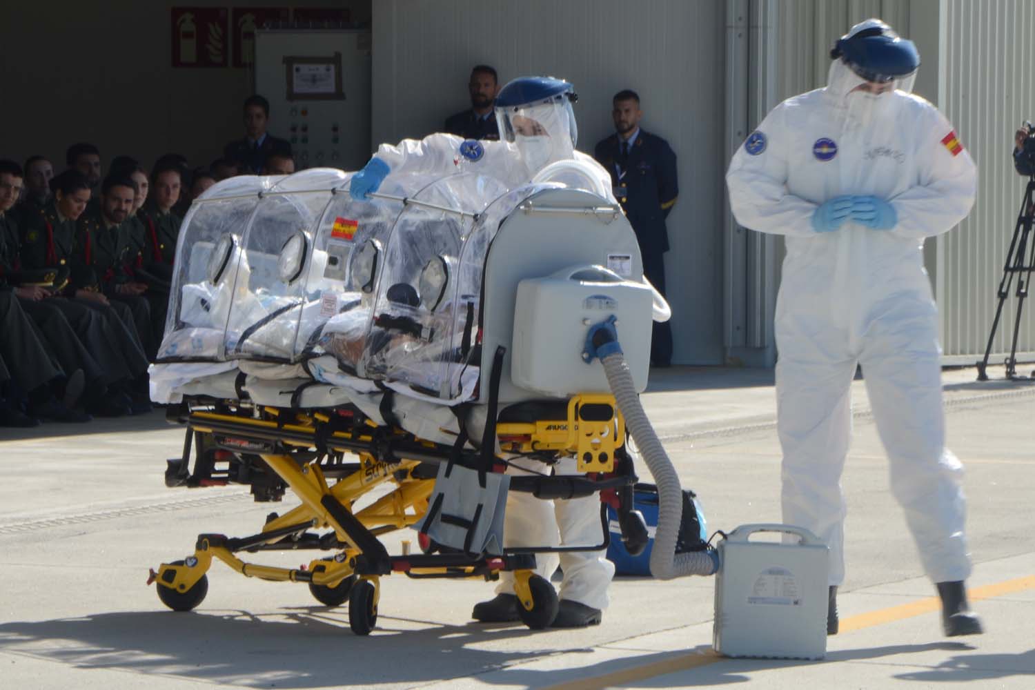 Demostración en Cuatro Vientos de un transporte aéreo sanitario.