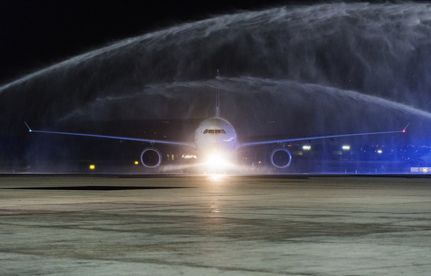 El Airbus A330 de China Eastern que cubrió el primer vuelo de Xian a Madrid fue recibido con un arco de agua.