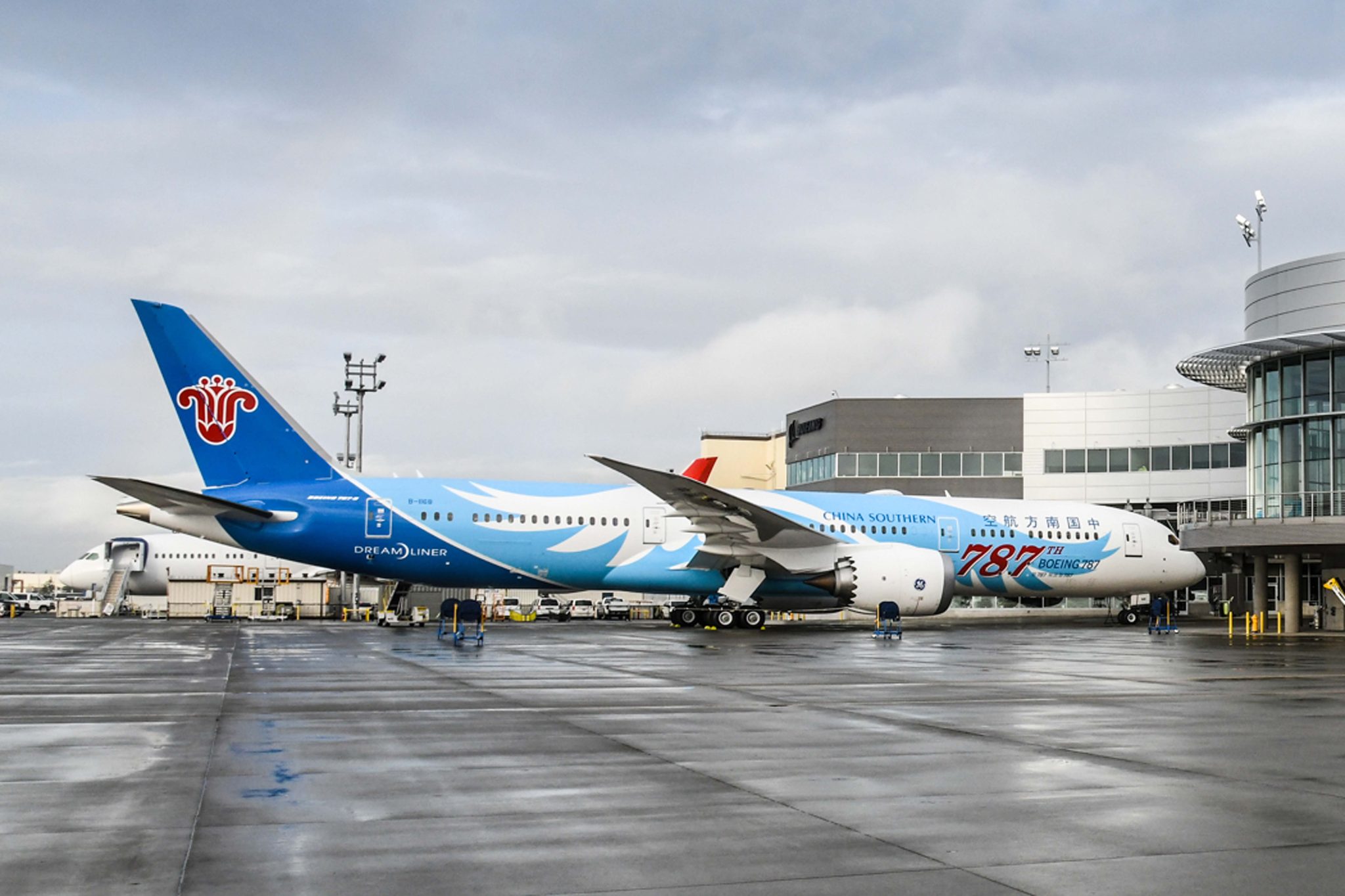 El 787 Boeing 787 entregado luce un emblema conmemorativo en la parte delantera del fuselaje.