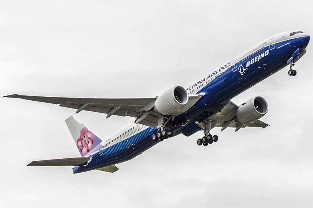 Despegue de Seattle del Boeing 777 de China Airlines en su vuelo de entrega.