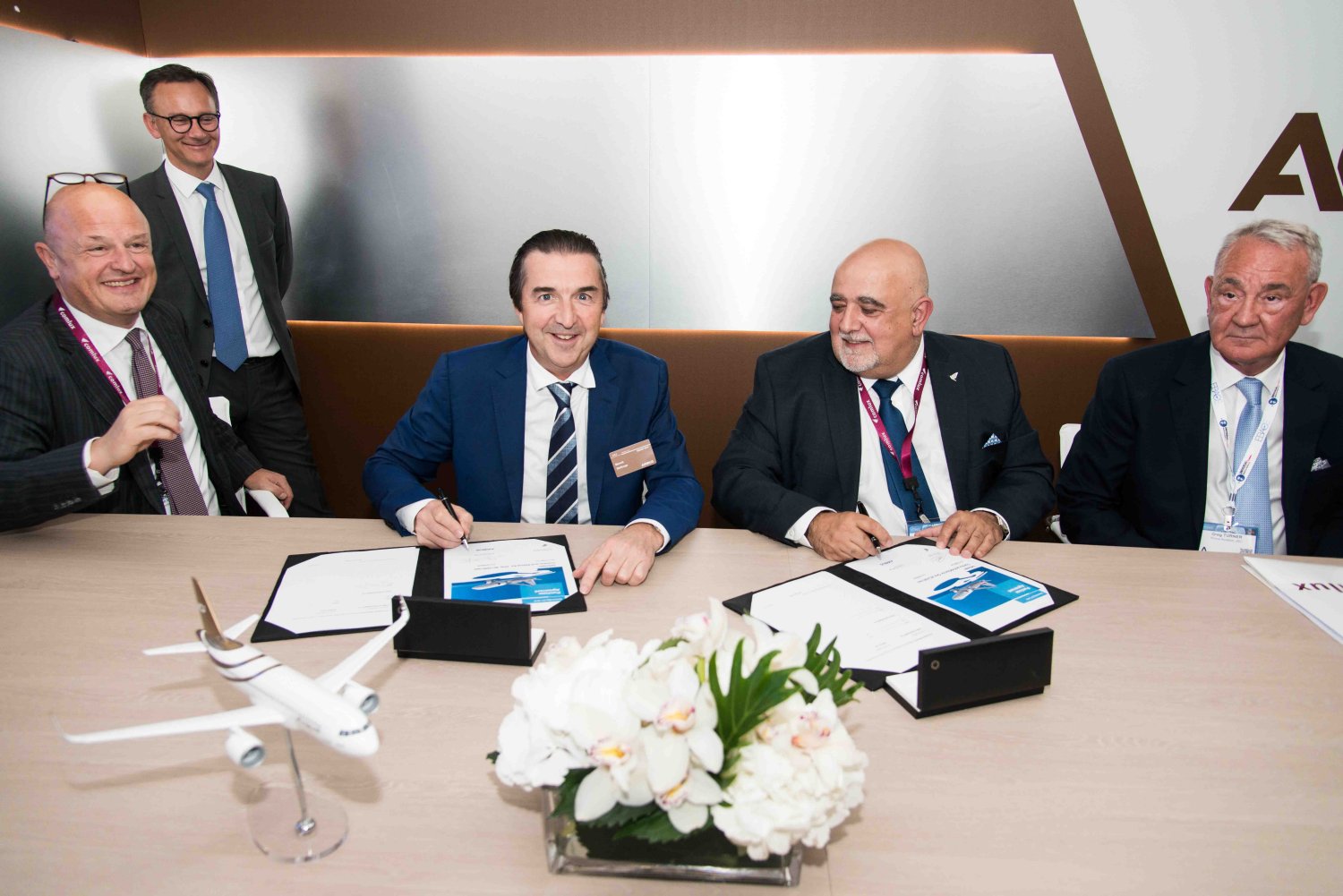 Firma entre Comlux y Airbus.