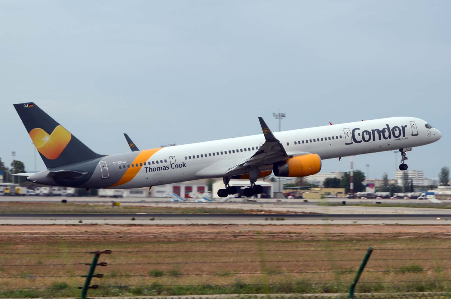 Boeing 757-300 de Condor,, aerolínea alemana del grupo Thomas Cook.
