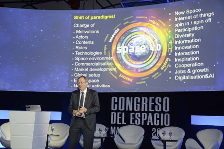 El director general de la ESA, Johann-Dietrich Wörner durante su presentación en el Congreso del Espacio.