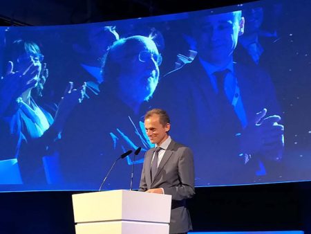 El recién premio Nobel Michel Mayor (en la pantalla) estuvo presente unos minutos en el Congreso del Espacio.