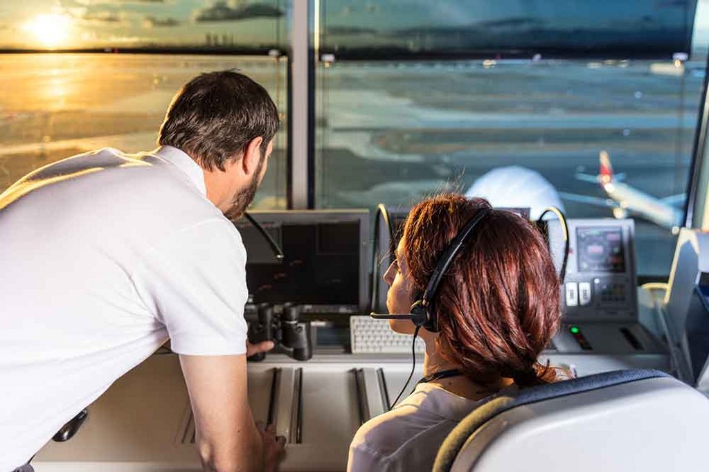 Enaire busca 90 nuevos controladores aéreos.