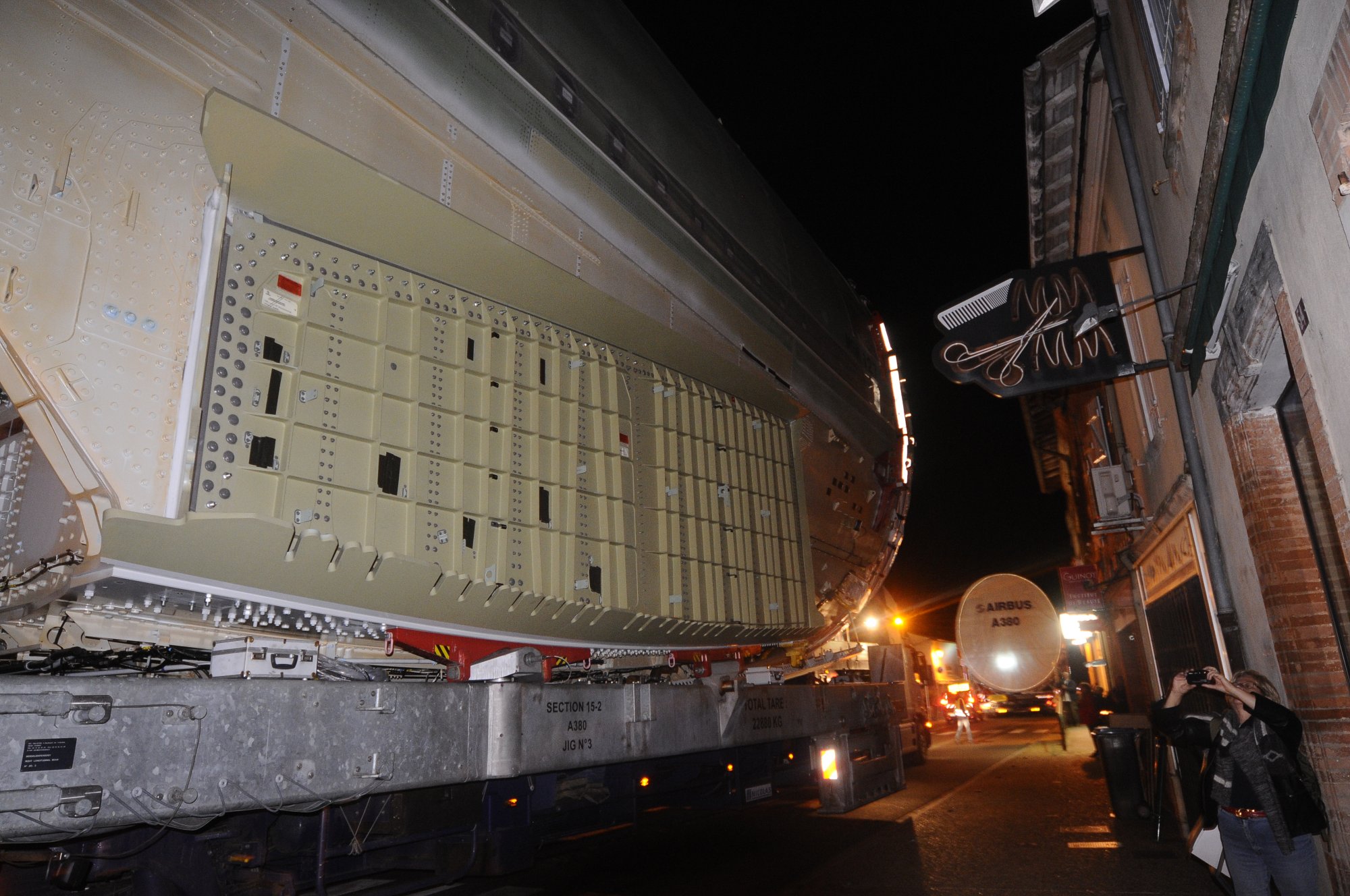 Traslado de las piezas del A380 por tierra de Langon a Toulouse a su paso por el pueblo de Levignac.