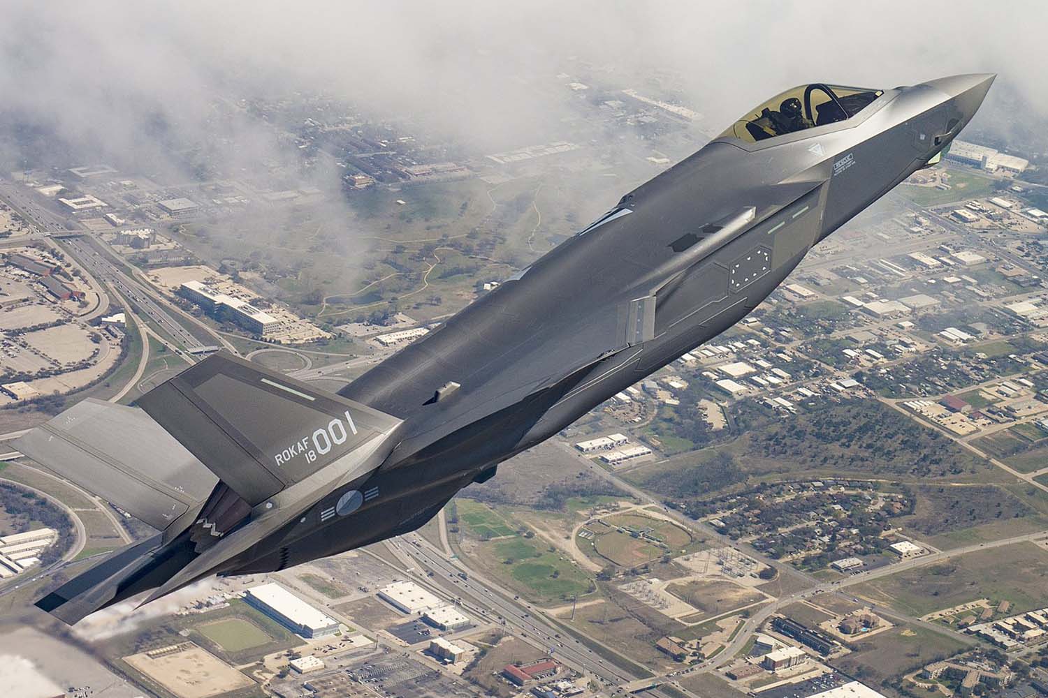 El primero de los F-35 surcoreanos poco antes de su entrega.