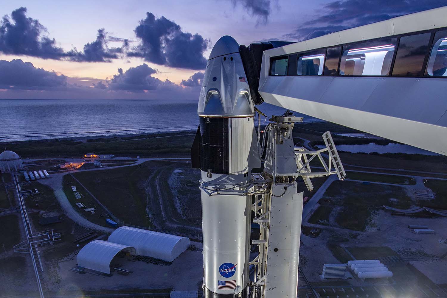 La cápsula Crew Dragon sobre el cohete Falcon 9 en la torre de lanzamiento..