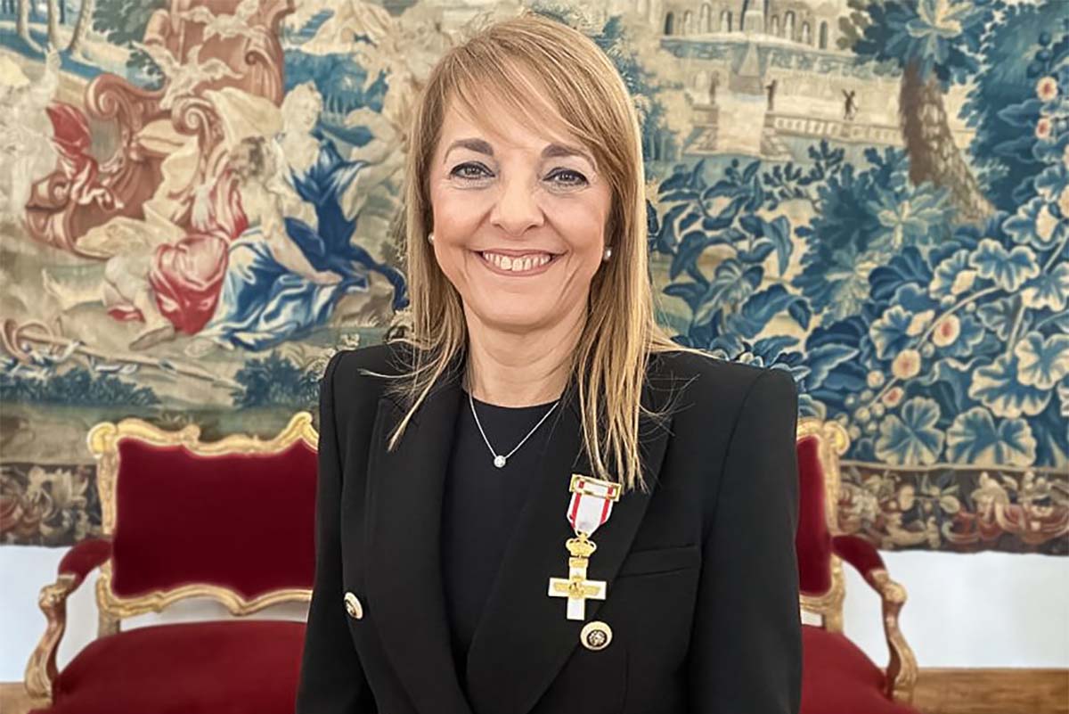 Crisina Cuerno luciendo su medalla al Mérito Aeronáutico.