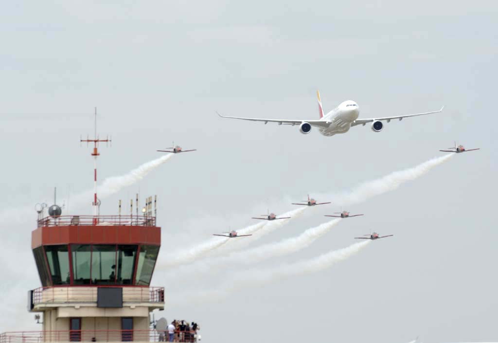 Un A330 de Iberia y la Patrulla Águila durante su pasada frente a la torre de Cuatro Vientos con motivo, en 2017, del 90 aniversario de Iberia.