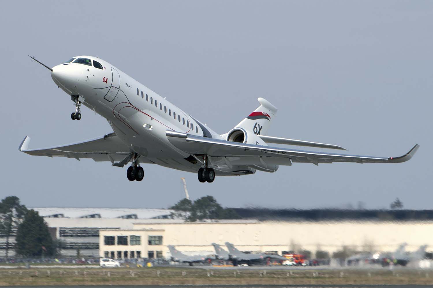 Despegue de Burdeos del Dassault Falcon 6X en su primer vuelo.