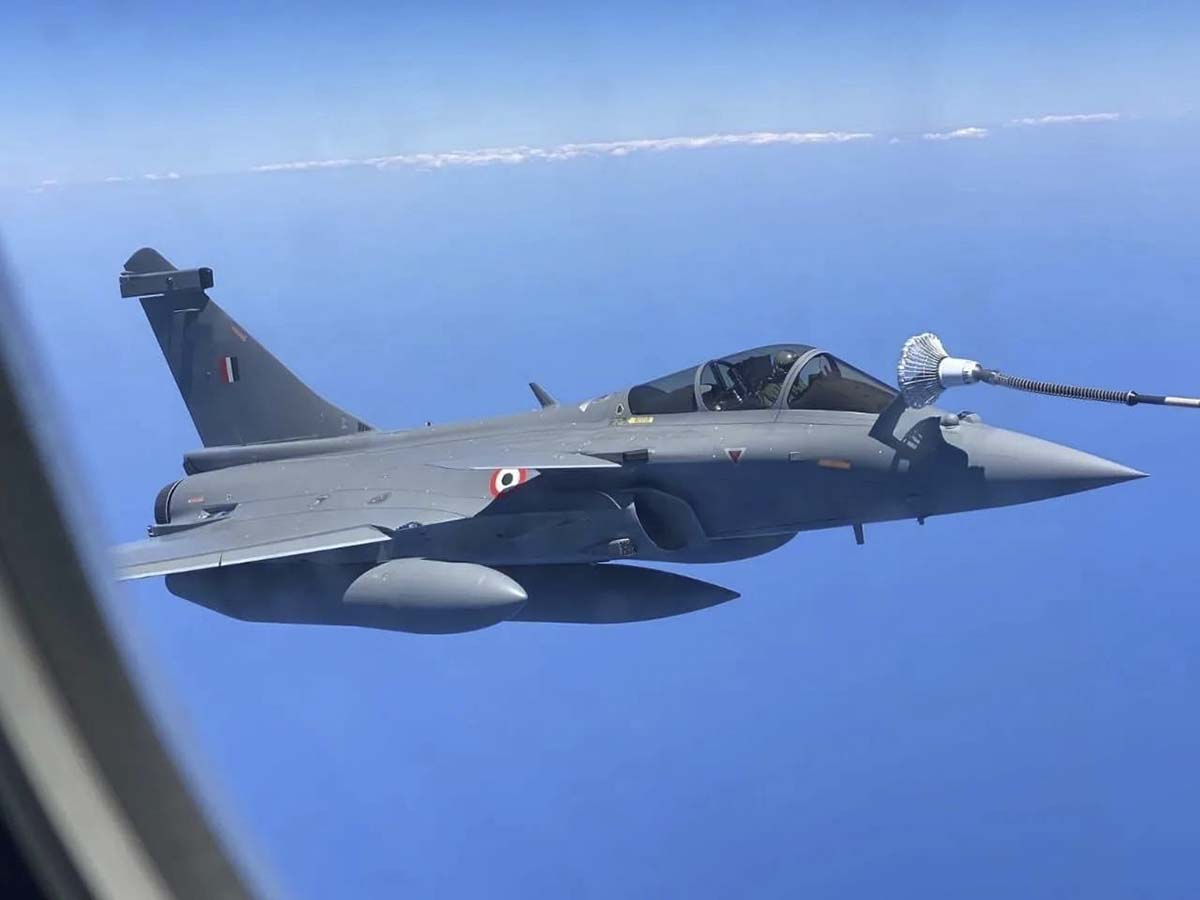 Dassault Rafale de India durante su vuelo de entrega.