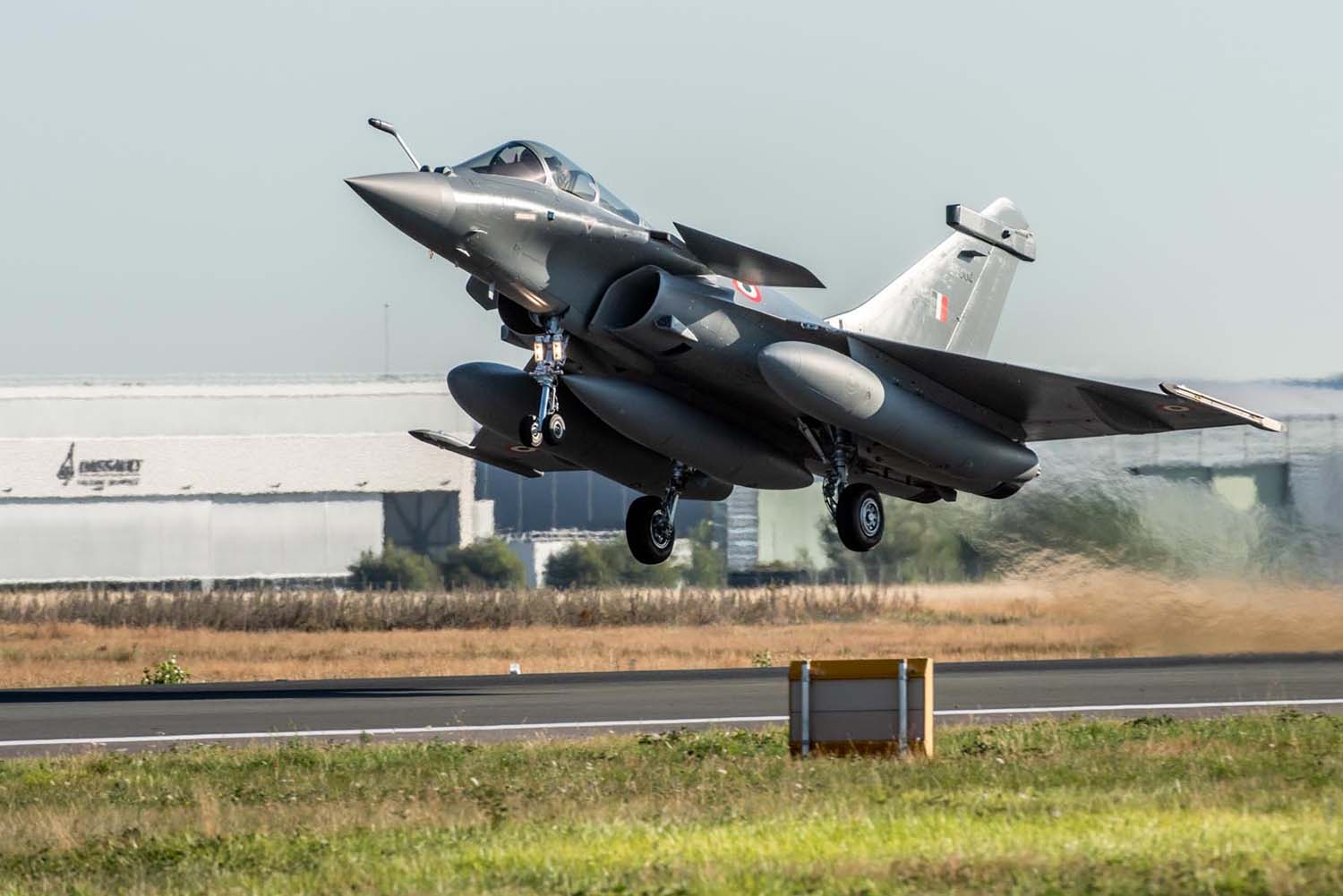 Despegue de Burdeos de uno de los Dassault Rafale de India en su vuelo de entrega.