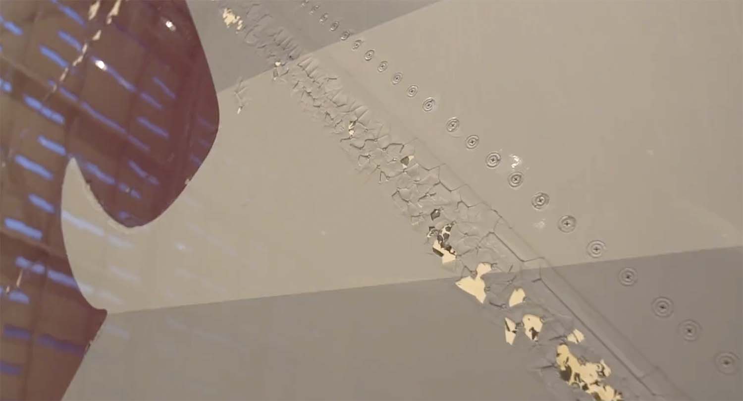 Una de las zonas de un A350 de Qatar Airways donde la pintura se ha cuarteado y desprendido.