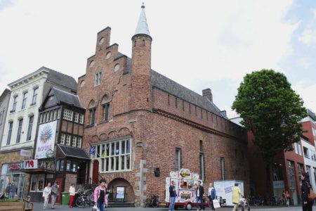 Fachada y lateral de De Moriaan, que hoy alberga la oficina de turismo local.