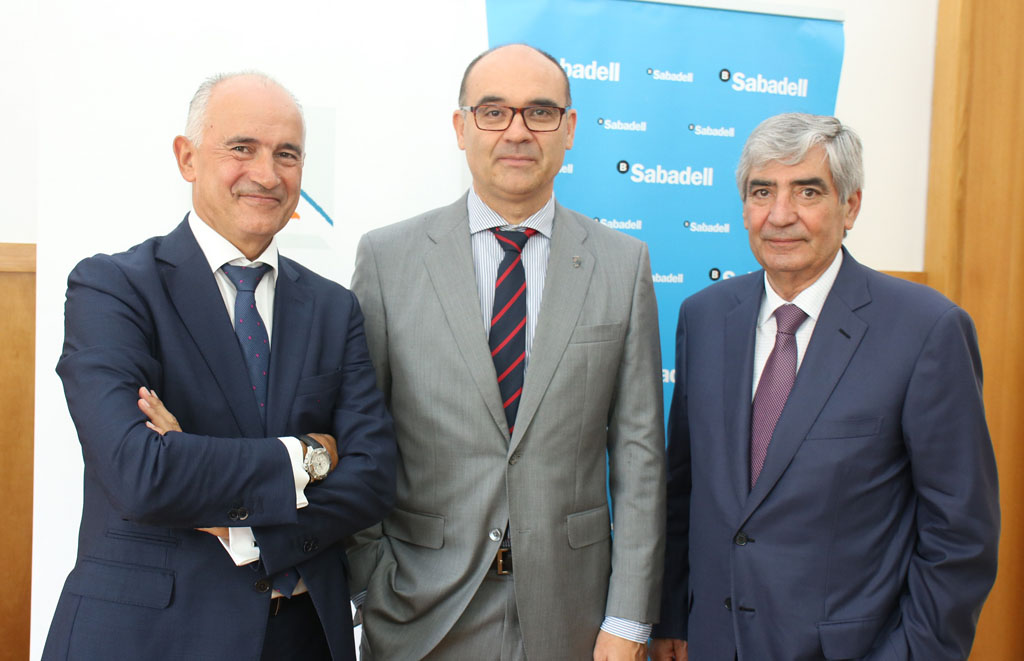 De izquierda a derecha Matas, Palomar y Miñano en el acto de firma del acuerdo.