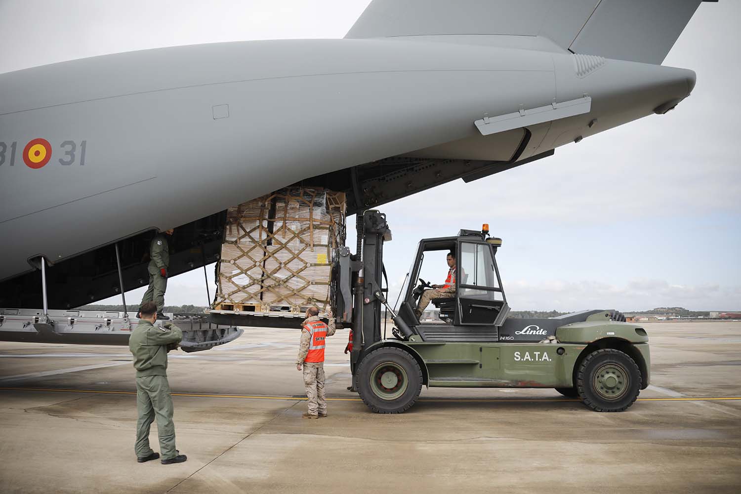 Carga en un A400M del primer envío de ayuda al Ejército ucraniano por parte de España.