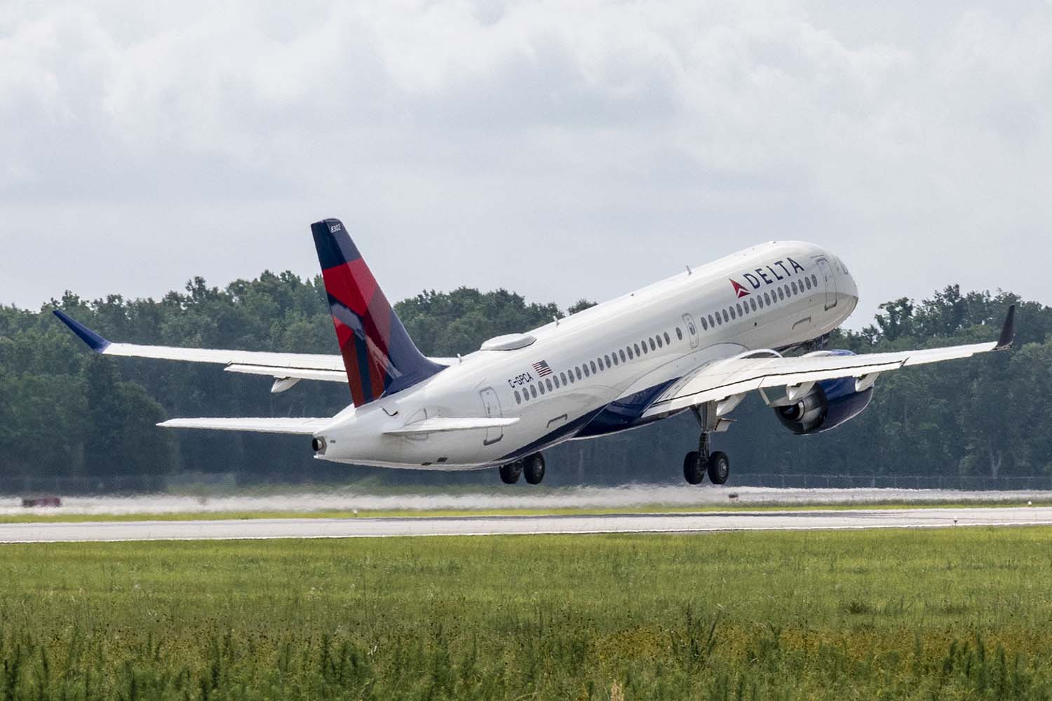 El primer A220 de Delta montado en Mobile en su primer vuelo.
