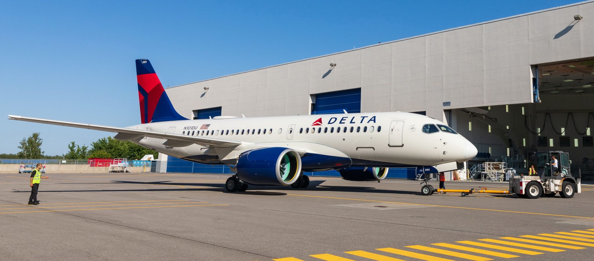 El primero de los 75 Airbus A220 pedidos por Delta tras su salida del hangar de pintura.