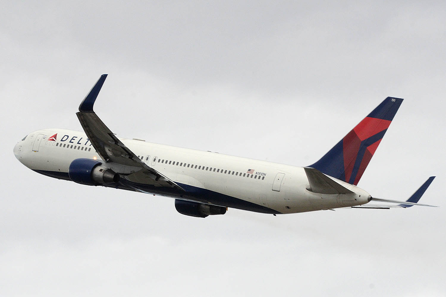 Boeing 767 de Delta despegando de Barcelona.