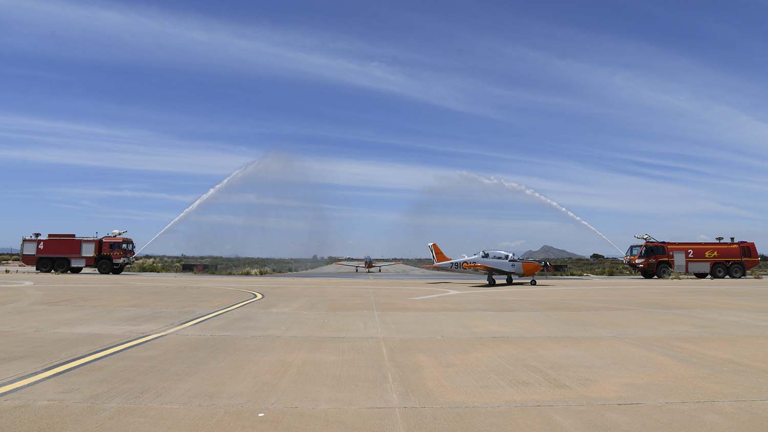 Arco de agua al finalizar el último vuelo operativo del E.26 en el Ejército del Aire y del Espacio.