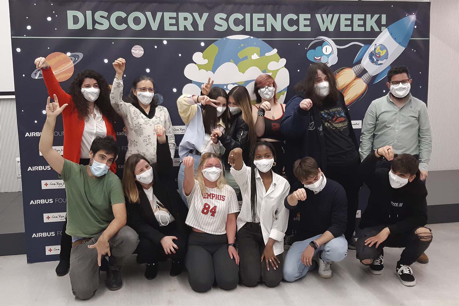 Alumnos y volontarios de Airbus de Sevilla participantes en la Semana del Descubrimiento de la Ciencia en España.