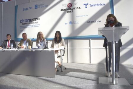 Mesa sobre Movilidad Aérea Urbana, moderada por Esther Apesteguía de Fly News.