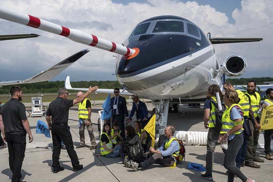 Protesta de ecologistas contra la aviación ejecutiva en EBACE.