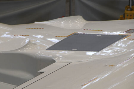 El cuadrado gris es la nueva antena plana de comunicaciones por satélite.