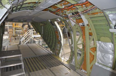 Sección trasera de la cabina,. Todo lo naranja son cables y equipos de prueba. 