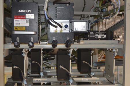 Algunas de las cajas electrónicas para pruebas a bordo del C-295.