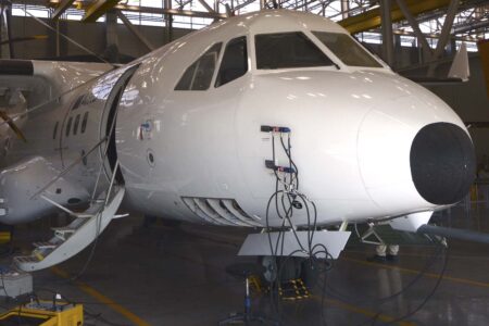 Ensayos en tierra, como denotan las mangueras conectadas a los pitors.