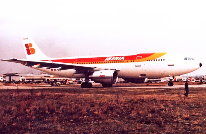 El primer A300 de Iberia a su llegada a Getafe procedente de Toulouse.