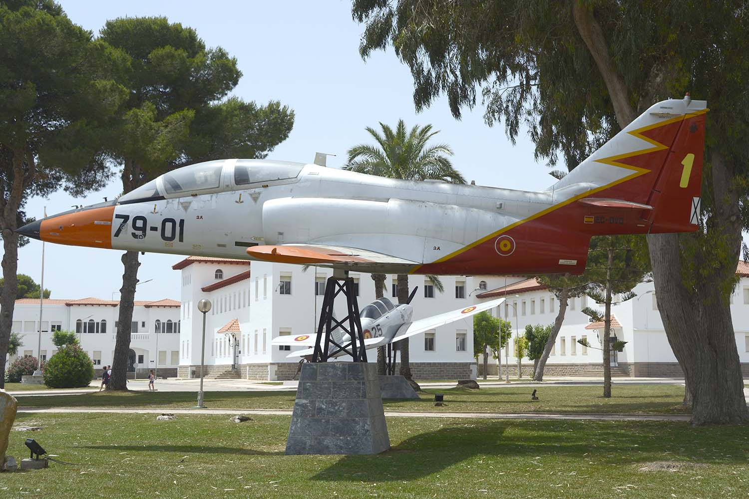 Uno de los C-101 que CASA usó como demostradores del modelo se expone como monumento en la AGA.